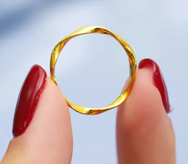18K GOLD WOMENS RING