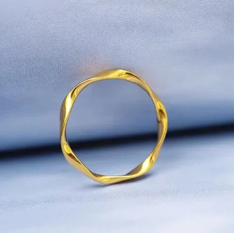 18K GOLD WOMENS RING