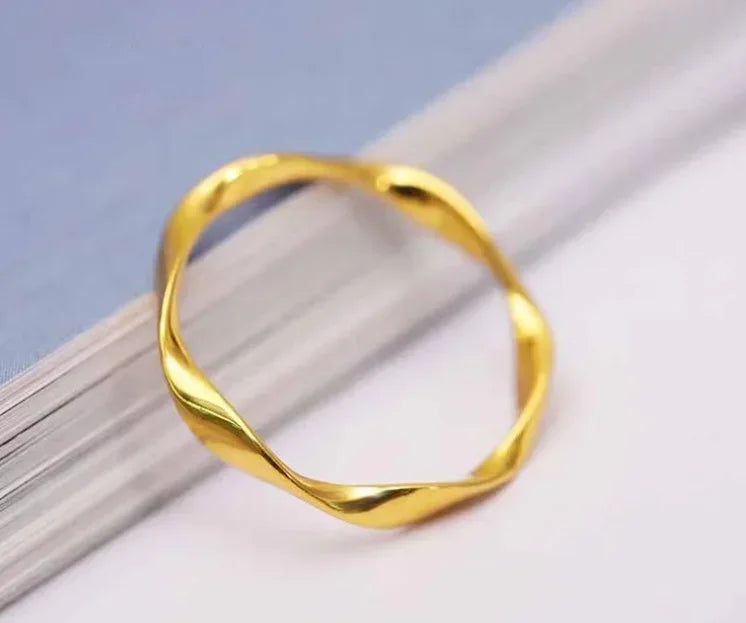 18K GOLD WOMENS RING