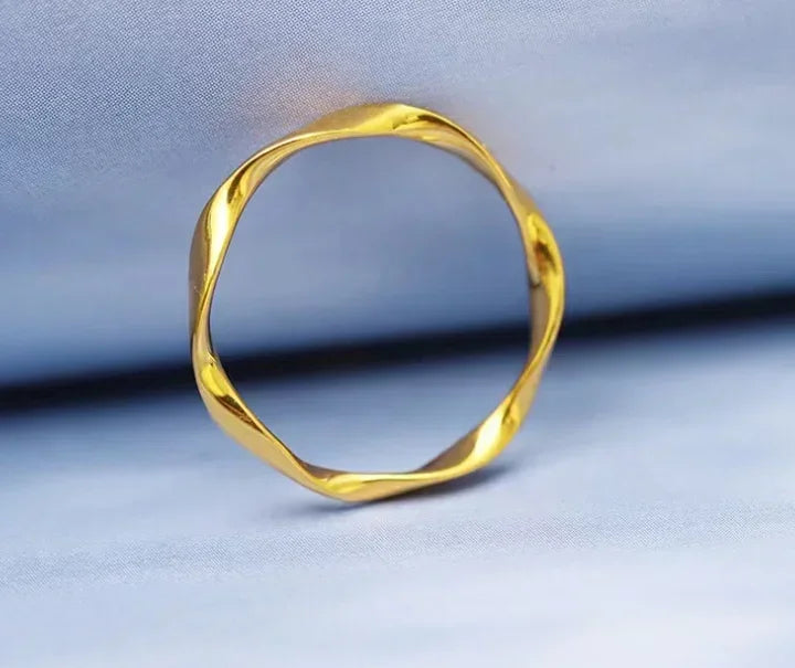 18K GOLD WOMENS RING